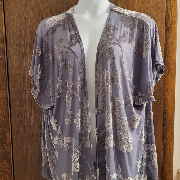 Torrid Kimono Women’s Plus Size 1/2 Grey Floral Velvet Burnout Boho Cardigan - Picture 1 of 8